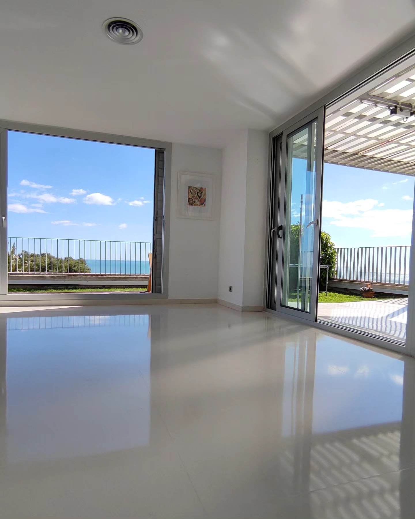 Pulido y abrillantado de suelo de mármol con máquina profesional